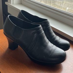 Dansko size 39 black leather heeled clogs